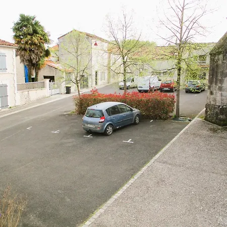 Holiday home Prox Angouleme,,5km A10etrn141 ,,maison Dans Village ,avec Parkings ! Sireuil (Charente)